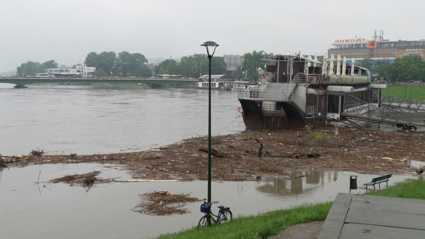 Powódź w Krakowie 24.05.2019: Fala kulminacyjna na Wiśle: zalane bulwary, "okropny widok"