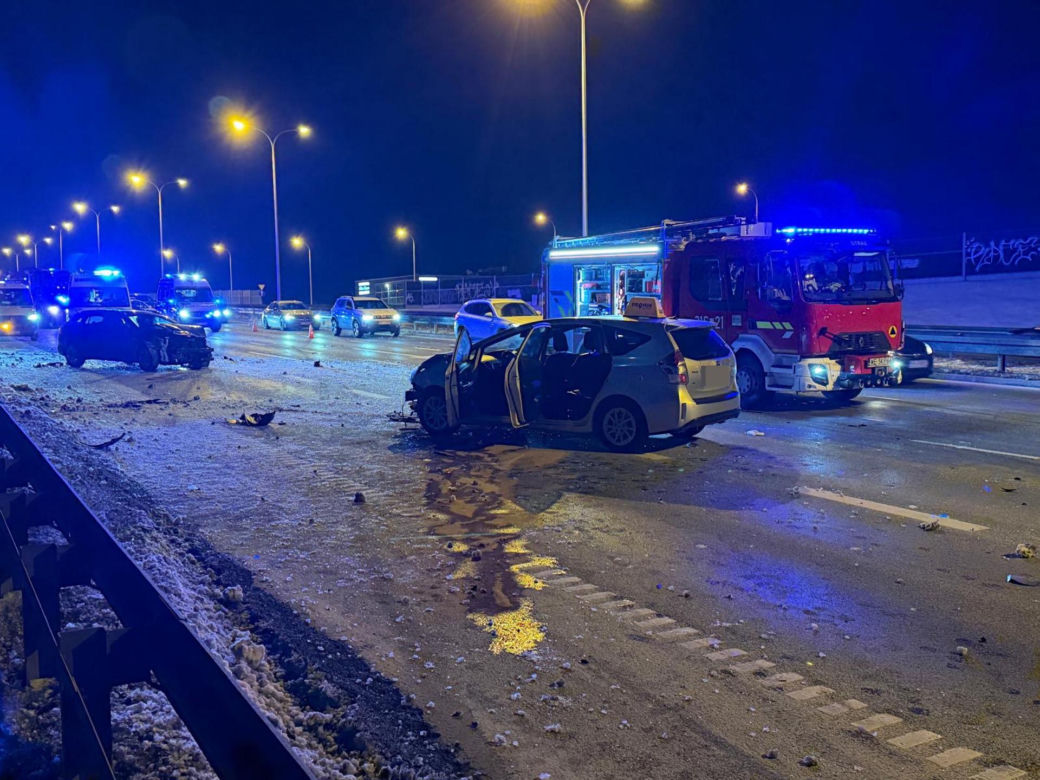 Cztery auta rozbite, sprawca zwiał. W akcji psy tropiące