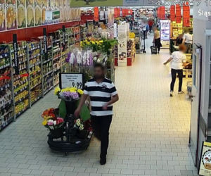 Zabrze: Policja szuka kobiety, która przywłaszczyła sobie saszetkę z pieniędzmi [ZDJĘCIA]