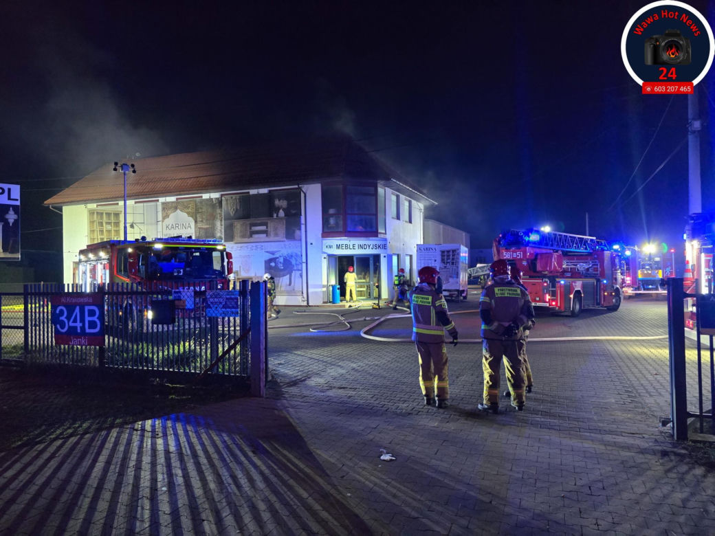 Pożar w Jankach. Palił się sklep meblowy.