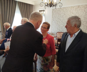 Pamiątkowe medale, legitymacje i kwiaty z okazji 50-lecia pożycia małżeńskiego odebrało w Siedlcach osiem par