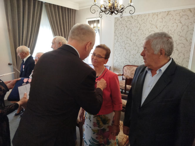 Pamiątkowe medale, legitymacje i kwiaty z okazji 50-lecia pożycia małżeńskiego odebrało w Siedlcach osiem par