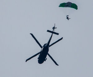 Policyjny black hawk nad Warszawą