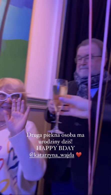 Julia Wieniawa imprezuje i robi interesy