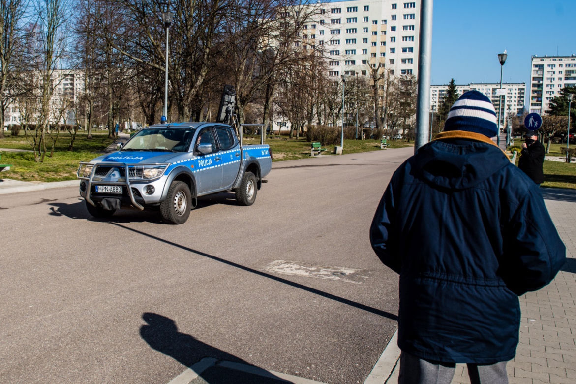 Koronawirus w Trójmieście. Zostań w domu - apeluje policja przez megafony i drony [ZDJĘCIA]