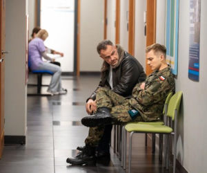 Pierwsza miłość, odcinek 4175: Biały łamie wojskowy regulamin, a przy łóżku Angeliki dokonuje miłosnego odkrycia