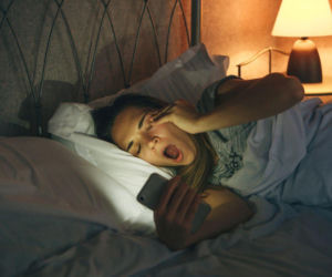 Nastolatek chodzi późno spać? To nie lenistwo, a sygnał od organizmu