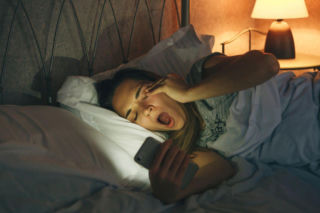 Nastolatek chodzi późno spać? To nie lenistwo, a sygnał, który wysyła jego organizm