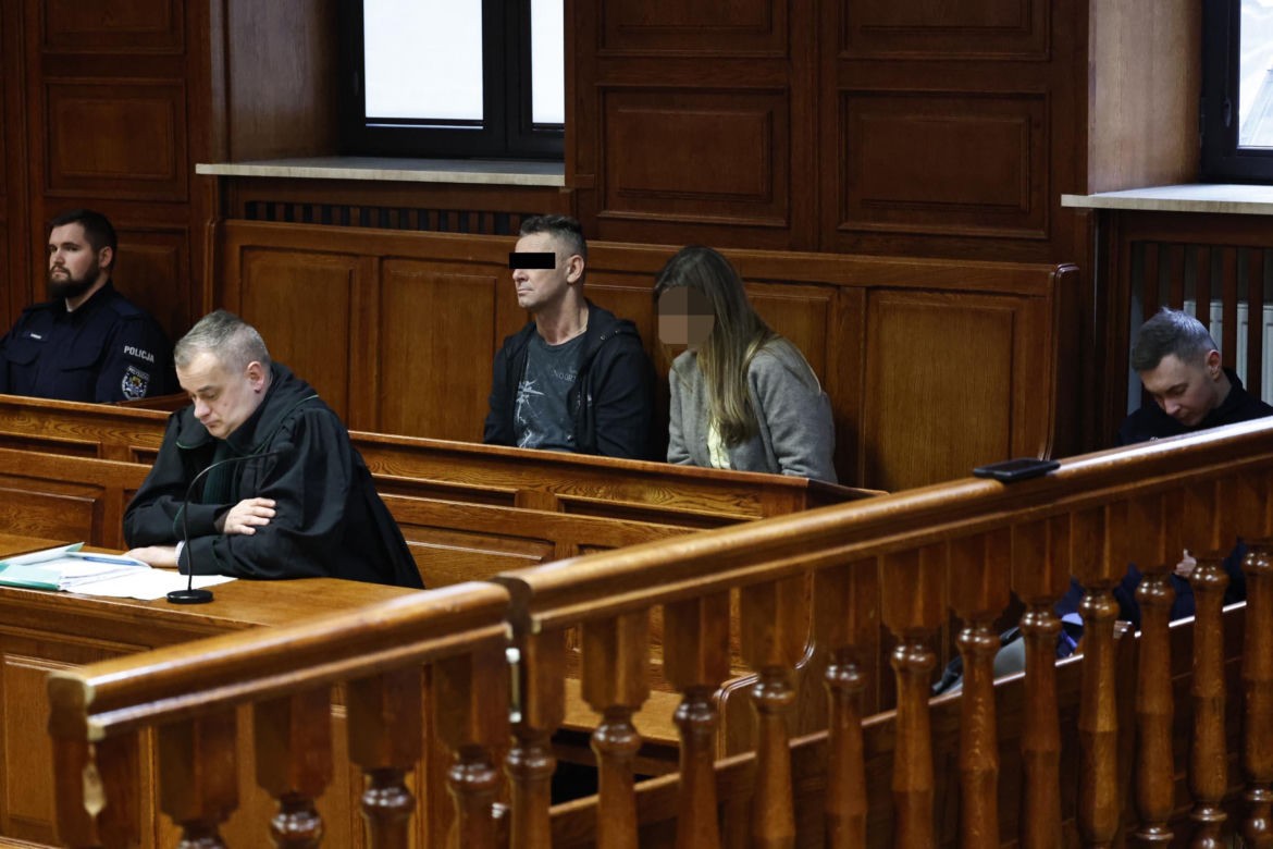 „Sztuczną szczękę wepchnięto jej do gardła”. Przerażające ustalenia. W mieszkaniu w Warszawie znaleziono cztery ciała