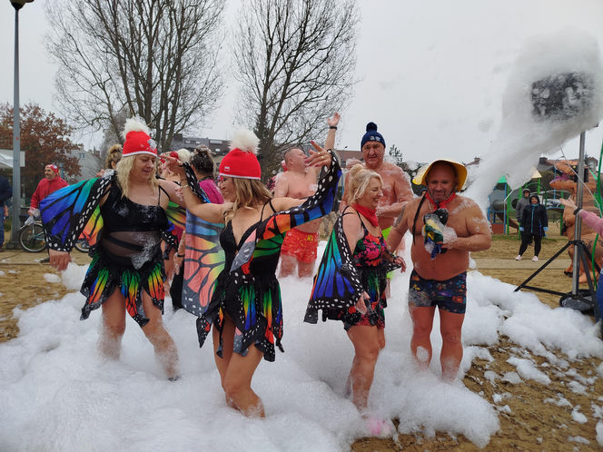 Mazowieckie Morsy otworzyły sezon morsowania 2025/2026 nad zalewem w Siedlcach