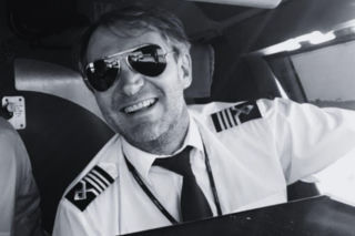 „To jeszcze nie czas na mnie!”. Nie żyje kapitan LOT-u. W powietrzu spędził 30 lat