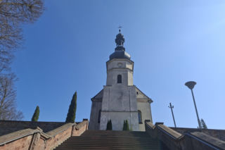 Kamienne schody do nieba. Niezwykła świątynia we wsi Wzdół Rządowy