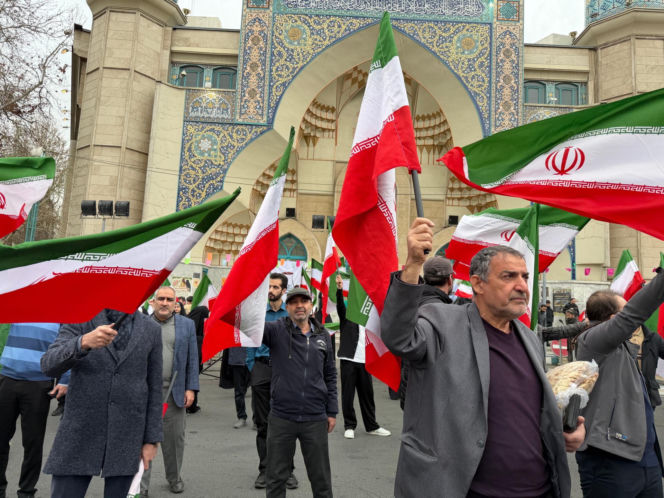 Grupa mężczyzn protestuje w Teheranie przeciwko amerykańsko-izraelskiej inwazji na Iran