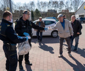 Zakrywanie twarzy OBOWIĄZKOWE! Na Śląsku strażnicy rozdają maski ZA DARMO 