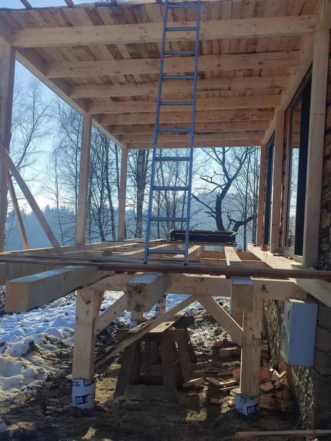 Remont drewnianej chaty w Tropiu (woj. małopolskie)