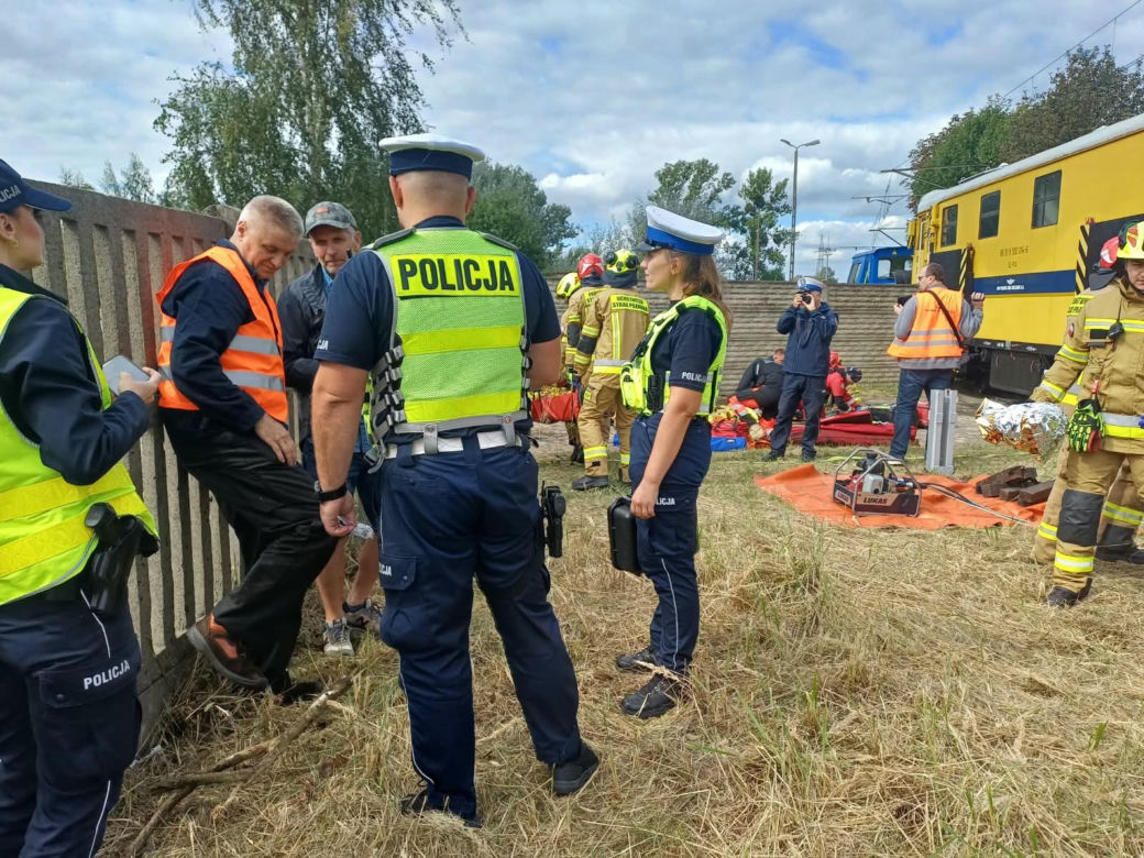 Drezyna uderzyła w samochód. Wielka akcja służb na przejeździe w Ostrowie [ZDJĘCIA]
