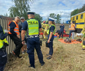 Drezyna uderzyła w samochód. Wielka akcja służb na przejeździe w Ostrowie [ZDJĘCIA]