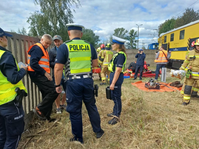 Drezyna uderzyła w samochód. Wielka akcja służb na przejeździe w Ostrowie [ZDJĘCIA]