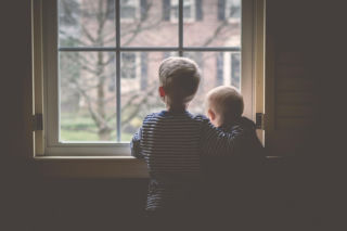 Filip i Feliks czekają na dom od 2,5 roku: „Dlaczego wszyscy odchodzą, a my nie?”