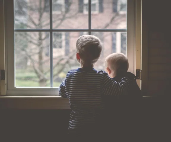 Filip i Feliks czekają na dom od 2,5 roku: „Dlaczego wszyscy odchodzą, a my nie?”