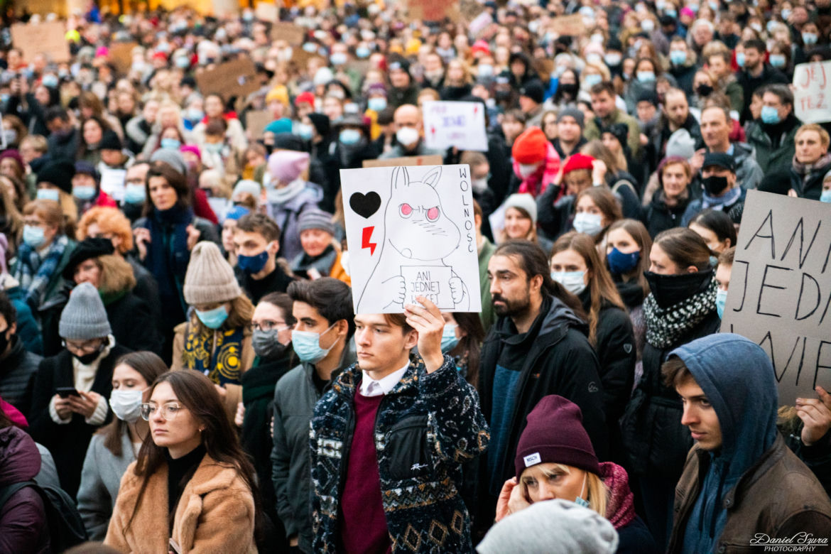 "Ani jednej więcej". Najmocniejsze hasła na protestach po śmierci Izabeli z Pszczyny [ZDJĘCIA]