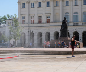 W Warszawie stanęły kurtyny wodne. Warszawiacy walczą z upałem