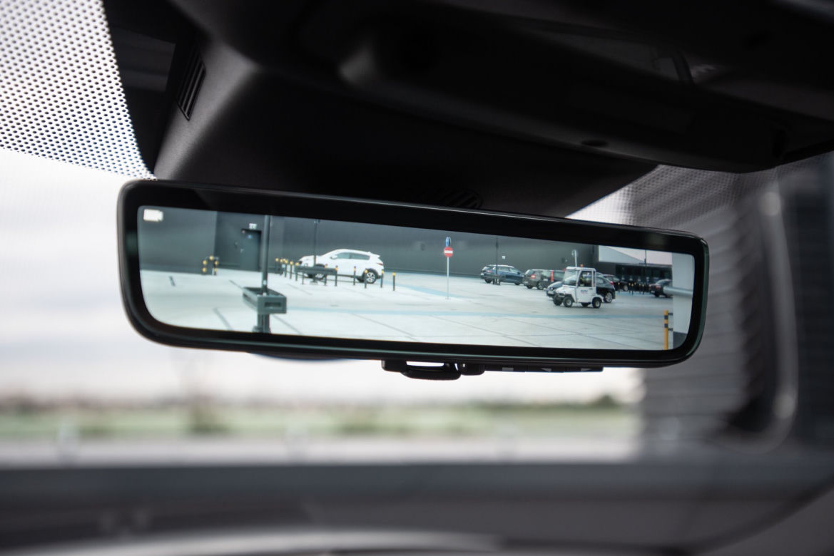 Range Rover Evoque D240 HSE vs Lexus UX 250h 