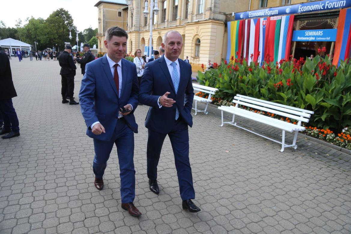 Sławomir Neumann. Płacił sejmowymi pieniędzmi za pizzę, ubrania, kosmetyki.