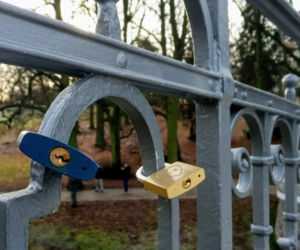 Wbrew zakazom, kłódki miłości pojawiają się na mostku nad Rusałką