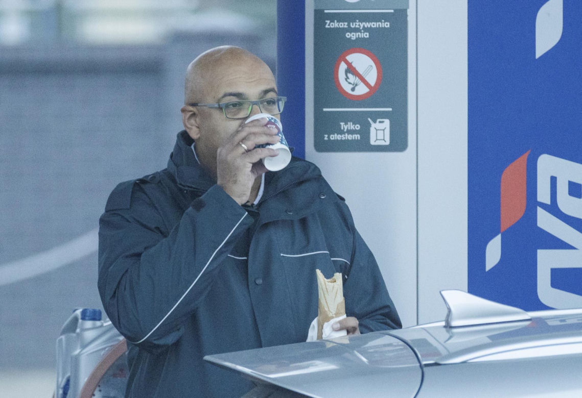 Alvin Gajadhur. Minister wozi sie sam