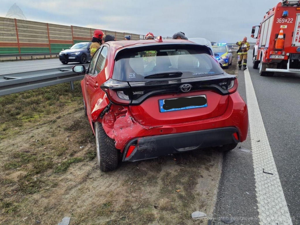 Karambol na A2! Siedem aut w zderzeniu pod Skierniewicami. Trasa zablokowana, gigantyczne korki
