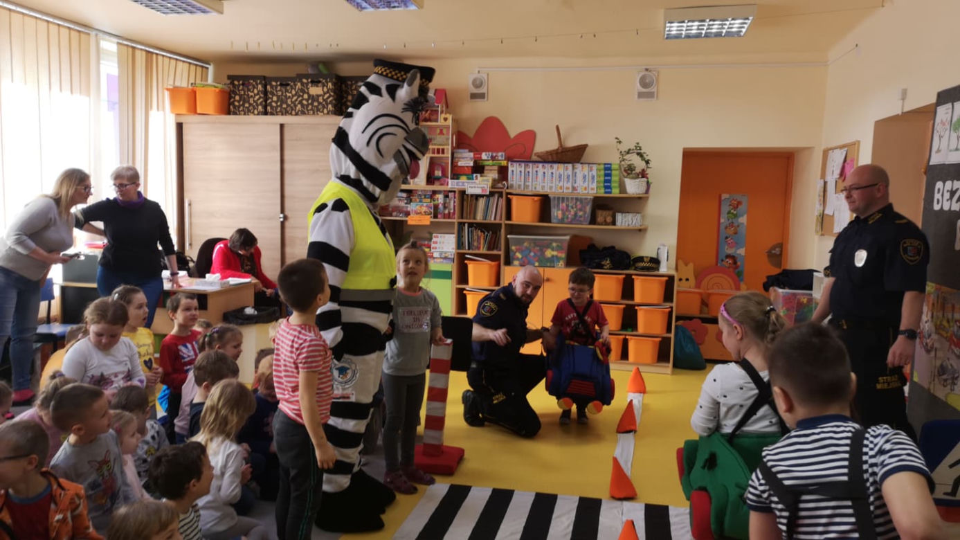 Zebra uczy dzieci przechodzić przez... zebrę