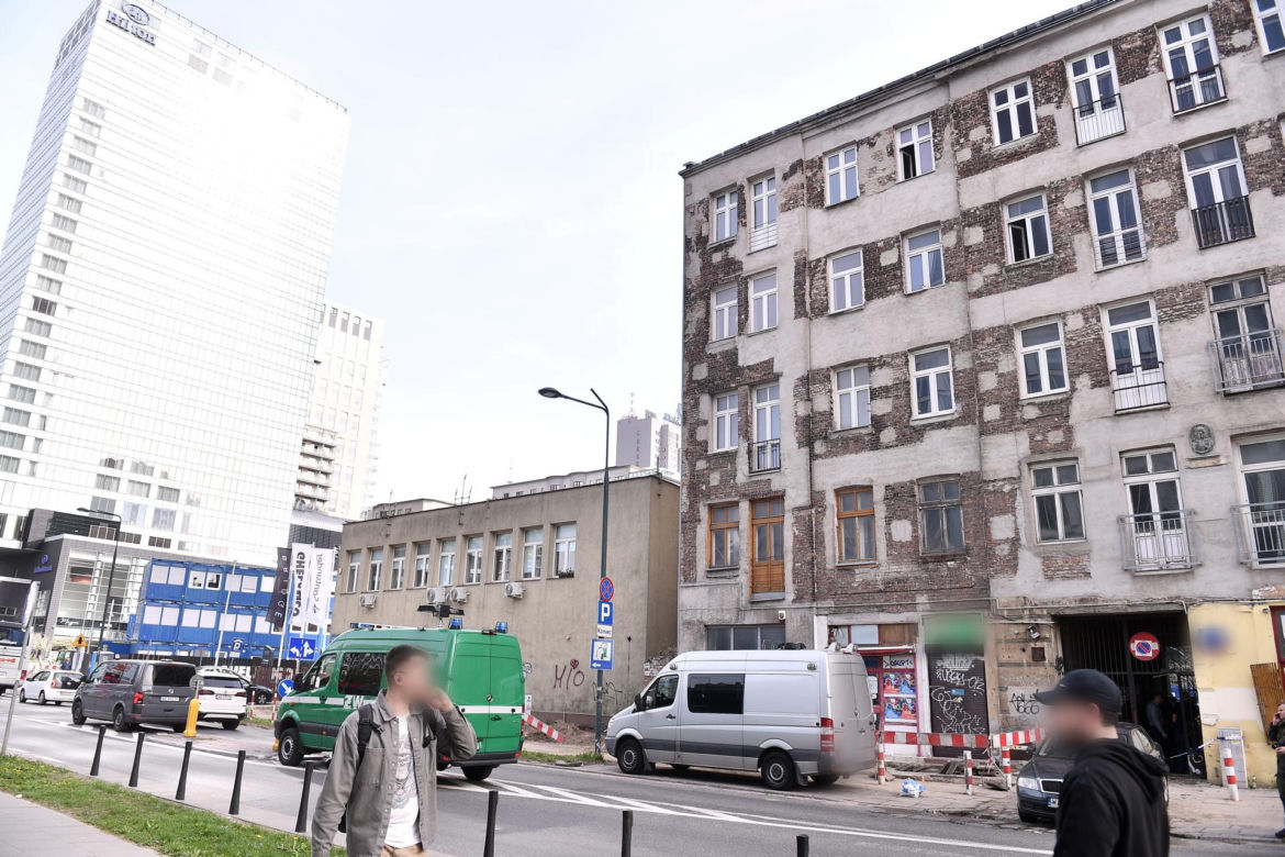 Ciała były zakopane na podwórku. Co się stało w kamienicy w Warszawie? Czy ciał może być więcej?
