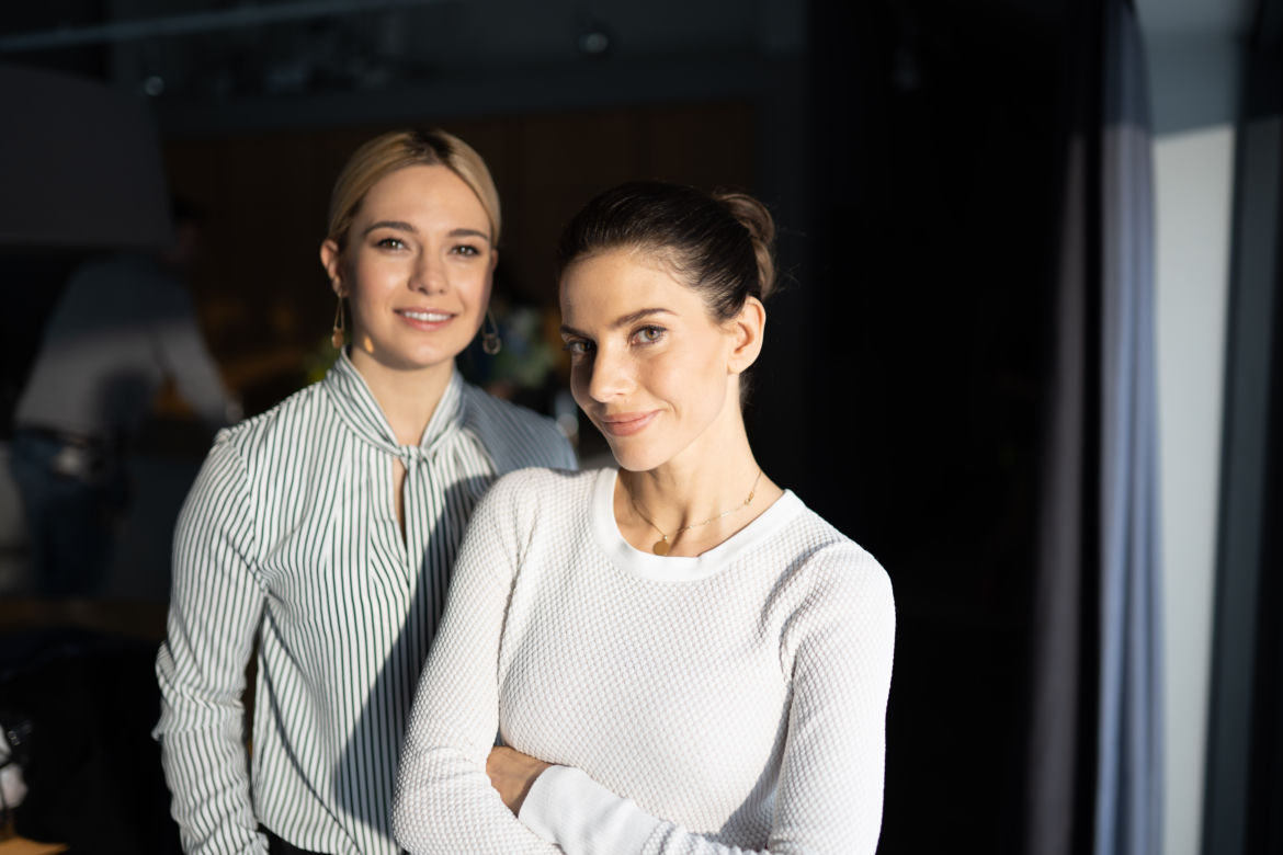 Zawsze warto. Marta (Weronika Rosati), Aśka (Joanna Kuberska)
