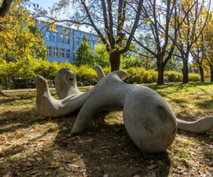 „Przodki” Agnieszki Brzeżańskiej – rzeźba stanęła w Parku Wielkopolskim