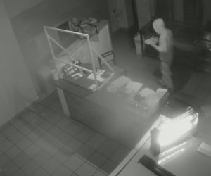 Tego jeszcze nie było! Złodziej włamał się do baru i... PRZYRZĄDZIŁ SOBIE KEBABA. Jest nagranie!