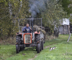 Rolnicy. Podlasie odc. 2: Maszyna PIERWYJ SORT u Gienka i Andrzeja z Plutycz. Co w nowym odcinku 3 sezonu? [ZDJĘCIA, WIDEO]