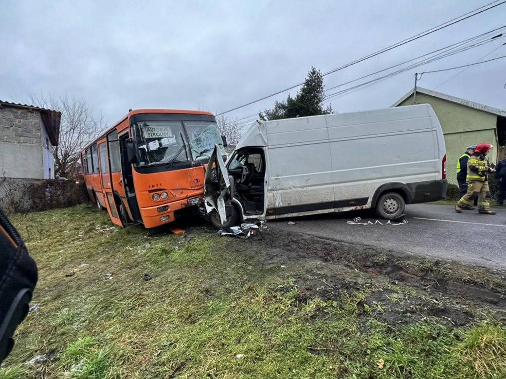 Jeziorzany pod Tarczynem. Bus uderzył w autobus szkolny. Wśród rannych małe dzieci
