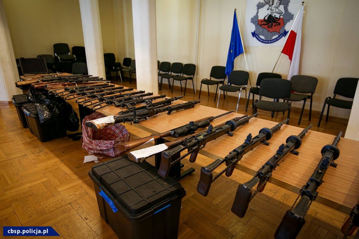 Mnóstwo broni i granatów. Zobacz, co znaleźli funkcjonariusze CBŚP u członków gangu!