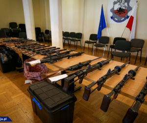 Mnóstwo broni i granatów. Zobacz, co znaleźli funkcjonariusze CBŚP u członków gangu!