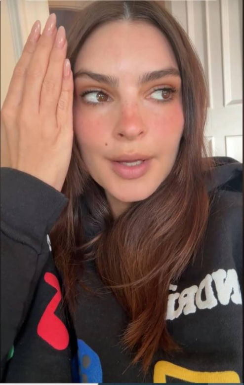 Emily Ratajkowski pokazała efekt metamorfozy. "Mam najgorszą fryzurę w moim życiu" 