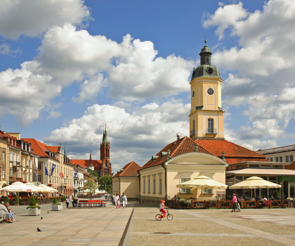 Ratusz i Rynek Kościuszki w Białymstoku. O nowym rondzie w mieście przeczytasz na SE Białystok.