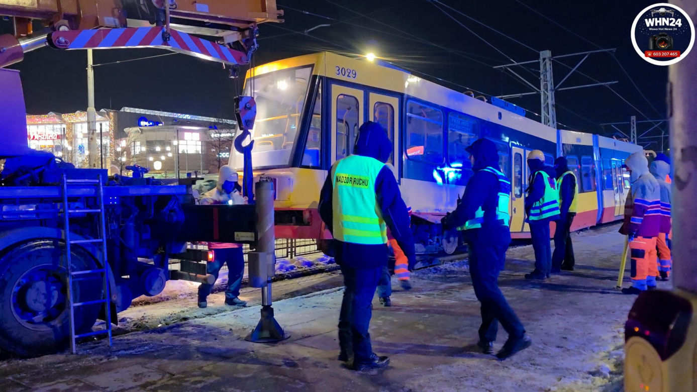 Wykolejenie tramwaju linii nr 28 na rondzie Zgrupowania AK "Radosław" w kierunku dworca Gdańskiego
