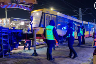 Chwile grozy w centrum Warszawy! Tramwaj wypadł z szyn na rondzie