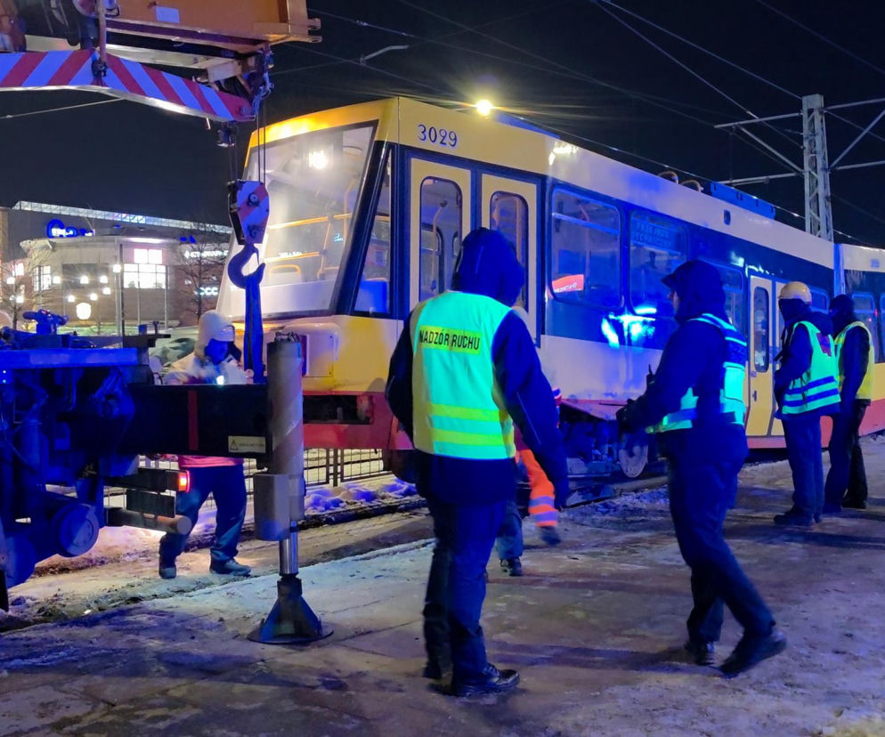 Wykolejenie tramwaju linii nr 28 na rondzie Zgrupowania AK Radosław w kierunku dworca Gdańskiego