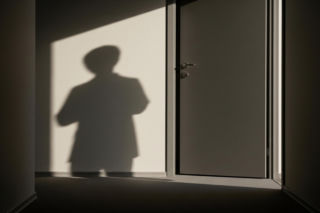 Pijany 62-latek zaatakował ratowników medycznych na Targówku. Co mu grozi?