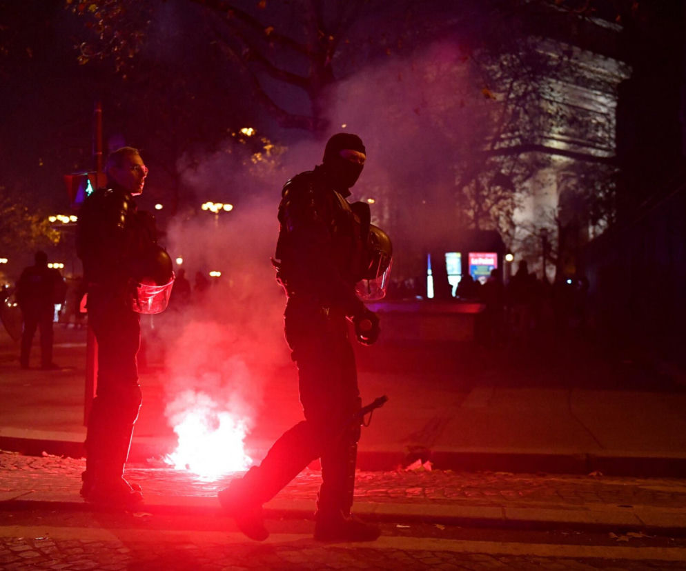 Policjanci na nocnej ulicy w oparach czerwonej flary. O bezpieczeństwie podczas mundialu przeczytasz na SE Supersport.