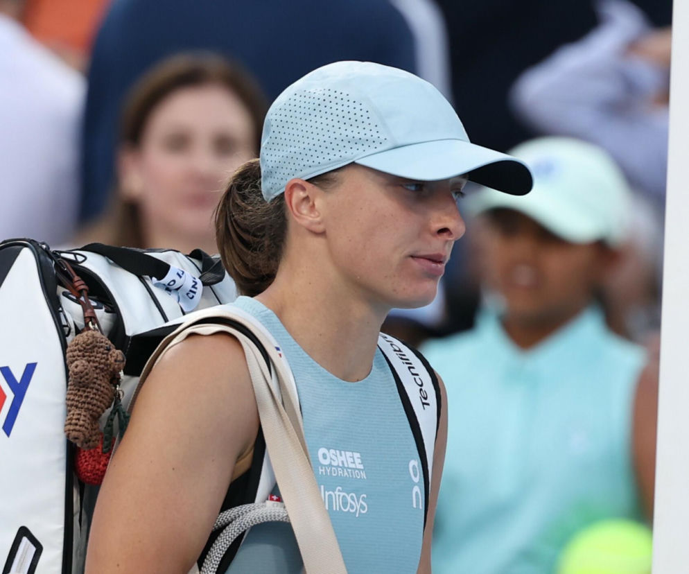 Iga Świątek z torbą sportową po meczu z Jessicą Pegulą. O porażce Polki w Cincinnati przeczytasz na SE Supersport.