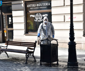 Białe kombinezony i Virkon. Tak w Nowym Sączu walczą z epidemią koronawirusa! 