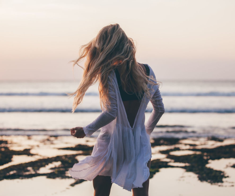 Beach waves – jak zrobić plażowe fale? Stylizacja w domu i u fryzjera